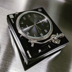 Turntable record player miniature desk clock